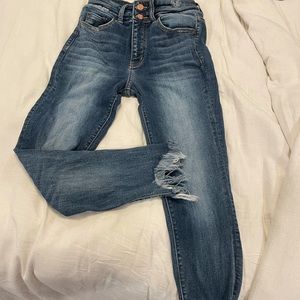 Skinny jeans with frayed bottom